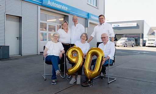 Familienfoto am Stammhaus: Ursula Quakernack, Nicole und Oliver Quakernack, Bärbel und Uwe Quakernack sowie André Quakernack sind stolz auf 90 Jahre Unternehmensgeschichte in Versmold. - Autohaus Hagemeier Familienfoto am Stammhaus: Ursula Quakernack, Nicole und Oliver Quakernack, Bärbel und Uwe Quakernack sowie André Quakernack sind stolz auf 90 Jahre Unternehmensgeschichte in Versmold. - Autohaus Hagemeier